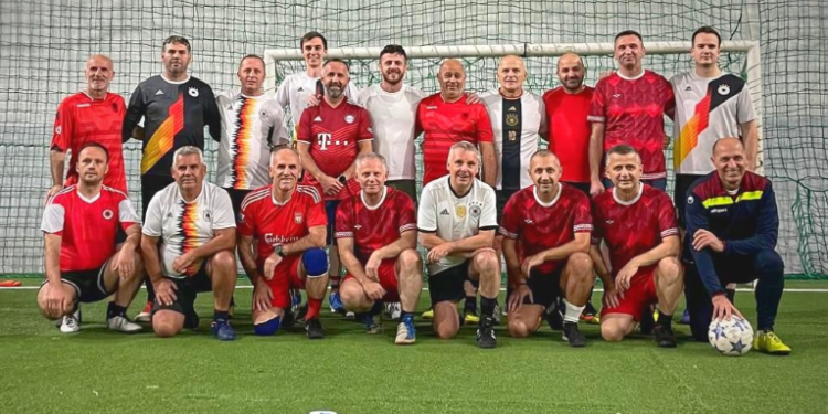 “Gjithmonë kënaqësi”, ambasadori Rohde luan një ndeshje futbolli me Bislimin