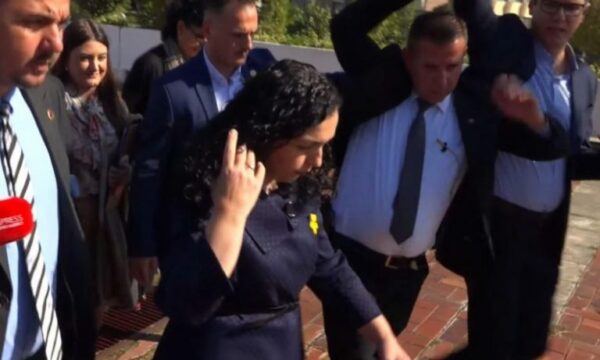 “Mos e… mos e…” , “Keni pak konsideratë” – Truproja e Presidentës “pengon” gazetarët, ndërhyn Osmani