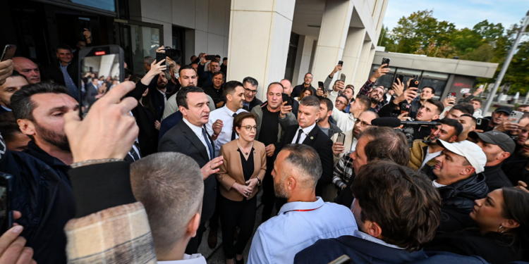 Gërvalla flet për takimet më mërgatën : Policia gjermane iu lut njerëzve që të prisnin jashtë sepse salla nuk i nxinte më shumë se njëmijë ulëse