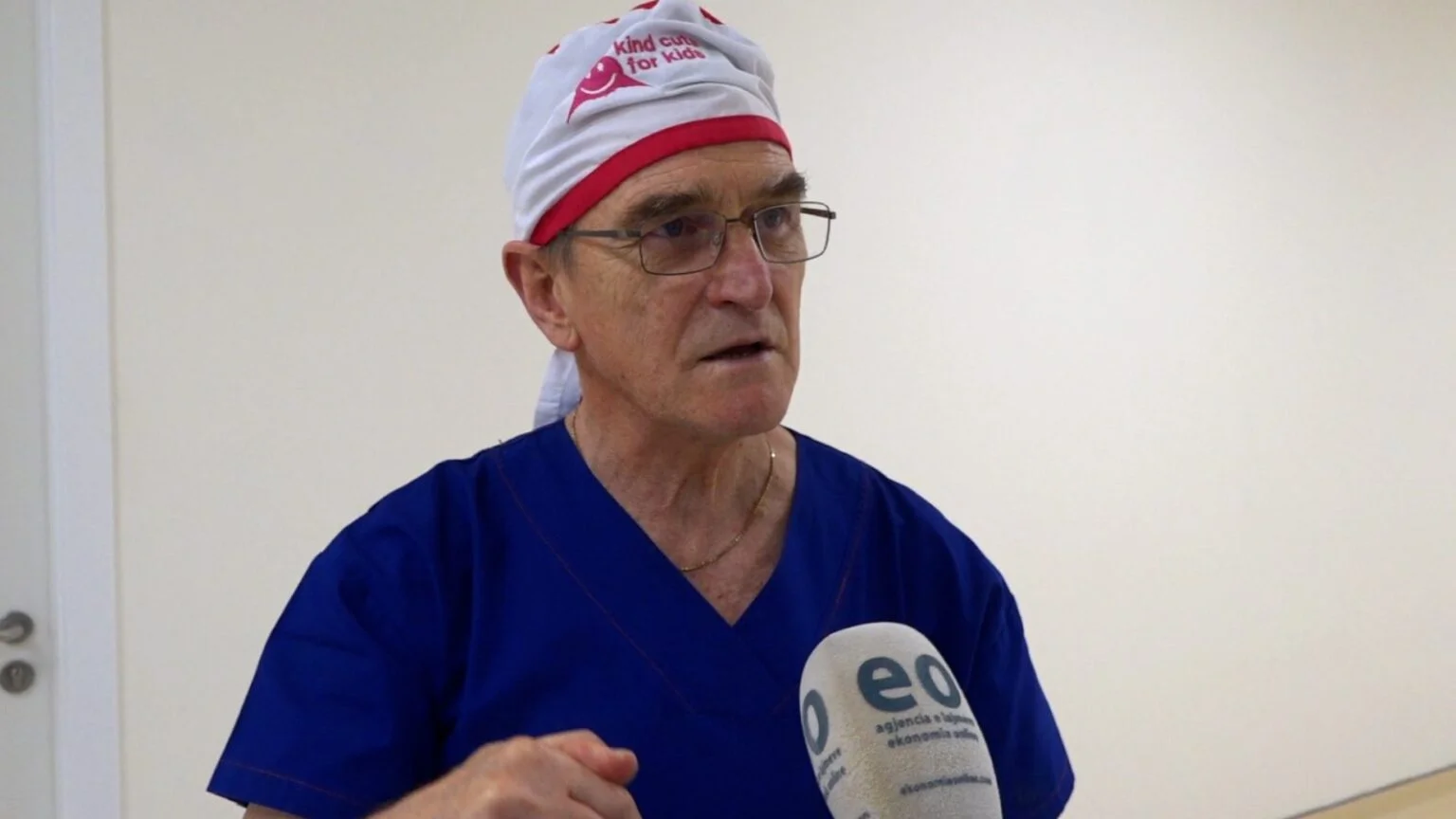 Kirurgu australian për të 14-tën herë në Kosovë, operon 15 fëmijë me probleme shëndetësore
