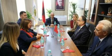 Begaj në Roskovec: Krijimi i shoqërive të përbashkëta për vajin dhe punimet artizanale, model që duhet të përkrahet