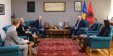 Sveçla takon Sarrazinin, diskutojnë për kontrollin e mallrave që hyjnë nga Serbia