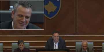 Gashi ia kujton Konjufcës se ia kanë marrë një deputet, ai ia kthen “Na ke ndihmu, bravo të qoftë”