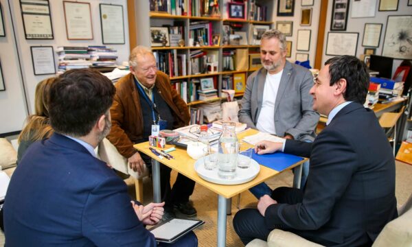 Kurti shkruan për takimin me historianin polak Adam Michnik, thotë se ai i foli për Kadarenë e Lubonjën dhe vizitën në Prishtinë