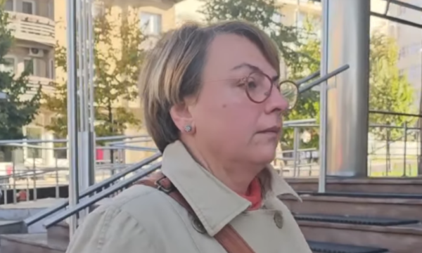 Frashër Krasniqi i PSD ia bën disa pyetje në rrugë Dejona Mihalit, ajo hesht