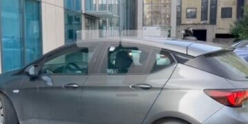 Bastiset edhe shtëpia e zv.Sekretarit të Ministrisë së Liburn Aliut, Policia e largojnë veturën me të cilën ai arrin në ministri