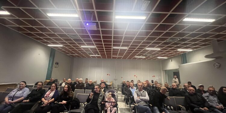 Tubimi në Suedi, karriget e zbrazëta në takimin e Bajqinovcit me mërgatën