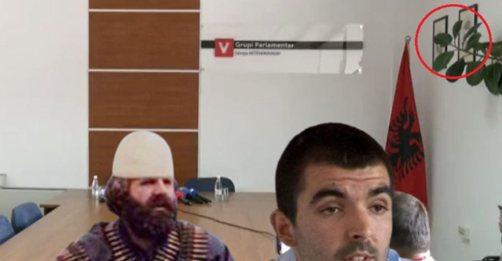 Portretet e Adem Jasharit e Astrit Deharit pranë njëri-tjetrit në zyrën e VV-së në Kuvend