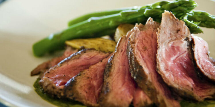 Ushqimet që ju fryjnë në darkë dhe ato që ndihmojnë tretjen – Shqip