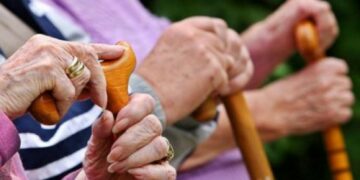 Kurti ua rrit pensionet për 20 për qind pensionistëve