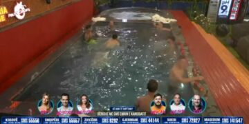 Djemtë e shijojnë përdorimin e pishinës pas mesnatës