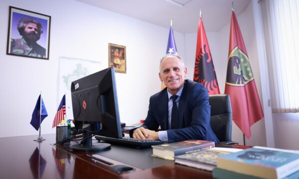 Reagon zv.Ministri i Mbrojtjes ndaj akuzave të ish-shoferit të tij: Janë të pavërteta, do të ngre padi për shpifje