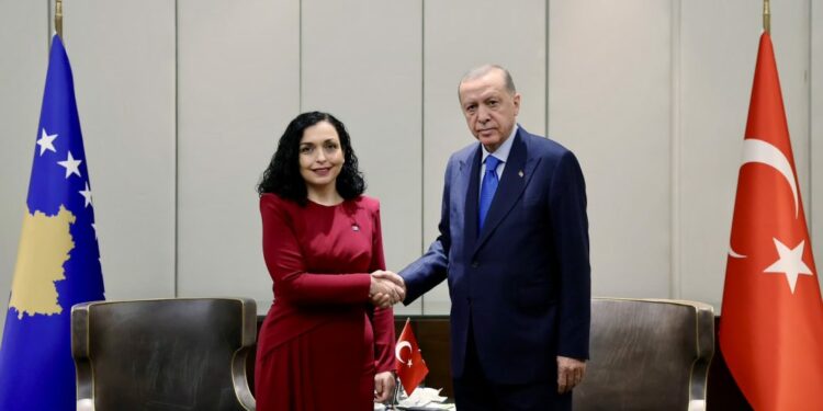 Osmani uron Erdoganin për Ditën e Republikës: Të vendosur për forcimin e partneritetit