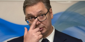 Vuçiq thotë se është “i lumtur” që serbët në Kosovë përdorin letërnjoftimet dhe targat e Kosovës