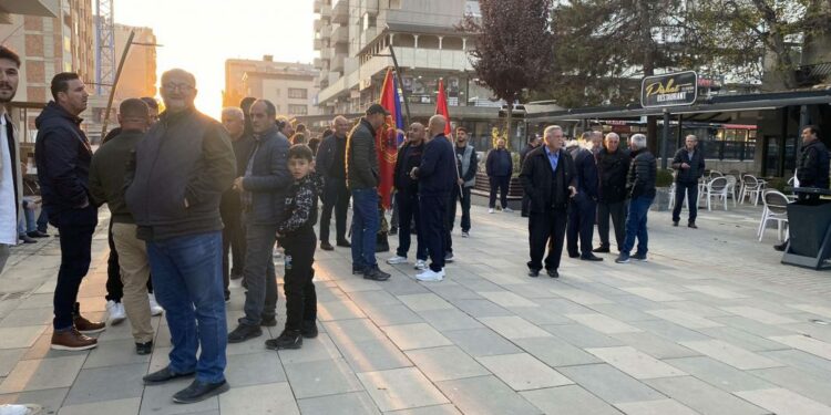 Shukri Buja pritet nga qytetarët e Lipjanit pas lirimit nga akuzat e Hagës