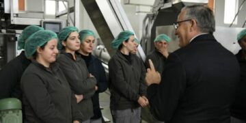 Bedri Hamza viziton një fabrikë në Ferizaj: Do të krijojmë vende pune më të mira, më të paguara dhe më të sigurta
