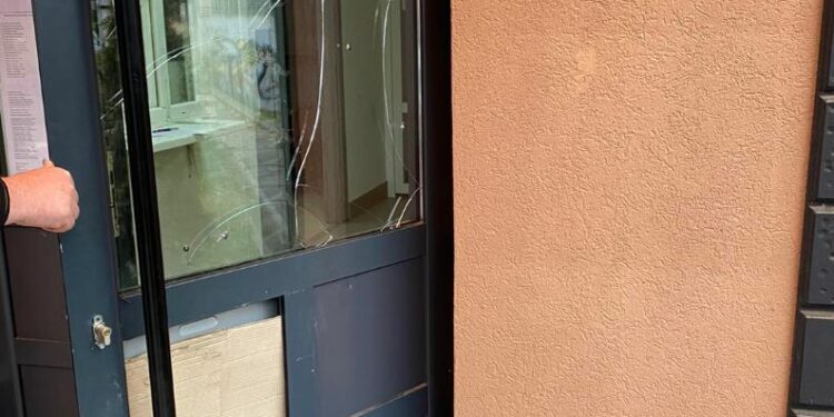 Sul’mi ndaj objektit të komunës së Zveçanit, Peci: U shkaktuan dëme materiale, nuk ka pasur të lënduar