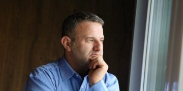 Kasolli: E pakuptueshme heshtja e PDK-së për skandalin me doracakët