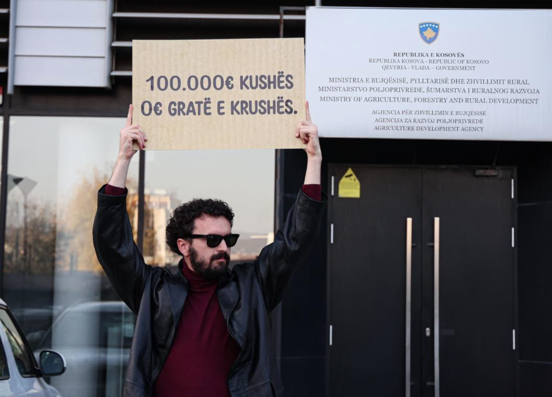 Aktivisti i PDK-së me parullë para Ministrisë së Bujqësisë: 100,000€ Kushës, 0 euro gratë e Krushës