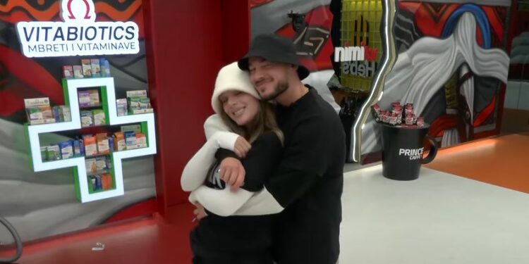 Leo dhe Lela shijojnë momente të bukura pranë njëri-tjetrit