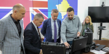 Ambasada britanike i dhuron katër dronë donacion Policisë së Kosovës