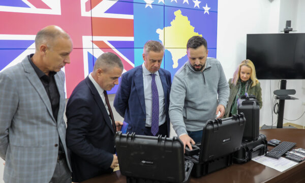 Ambasada britanike i dhuron katër dronë donacion Policisë së Kosovës