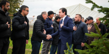 Kurti shkon për ngushëllime te familja e Liman Musliut, pjesëtarit të FSK-së që vdi’q duke punuar ndërtimtari
