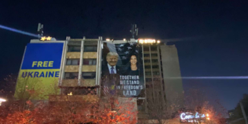 Vendoset një poster në qendër të Prishtinës me fotografitë e Trump dhe Harris
