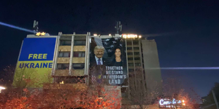Vendoset një poster në qendër të Prishtinës me fotografitë e Trump dhe Harris
