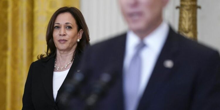 Aleatët e nënpresidentes Harris fajësojnë presidentin Biden për humbjen e saj