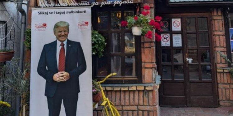 Një kafene në Beograd vendos posterin e Trumpit: Bëjini foto dhe bëjini tag Albin Kurtit!