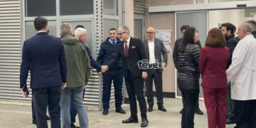 Ministrat shkojnë në QKUK për të parë nga afër gjendjen e 10 vjeçares që u plagos në Ferizaj