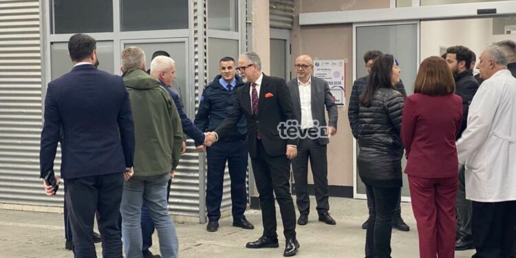 Ministrat shkojnë në QKUK për të parë nga afër gjendjen e 10 vjeçares që u plagos në Ferizaj