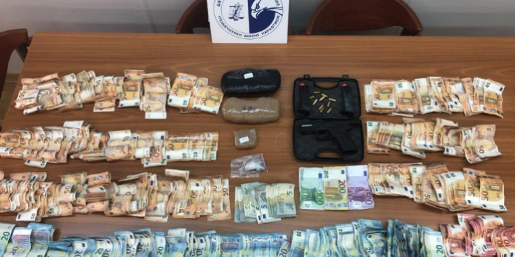 Një shqiptari i gjenden mbi 400 mijë euro të paluara në veturë