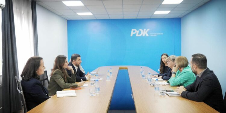 Memli Krasniqi takon drejtoreshën e NDI: Angazhimi i PDK-së për fuqizimin e grave pasqyrohet edhe në programin e Hamzës
