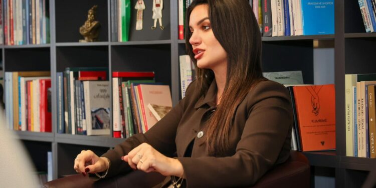 Kthimi i Vjosa Osmanit në LDK, Statovci: Ajo duhet të vazhdojë tutje si presidente për t’i bërë nder vendit