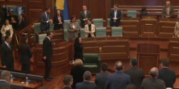 Osmani futet në Kuvend bashkë me Kurtin e Konjufcën, ministrat e deputetët çohen në këmbë dhe e duartrokasin