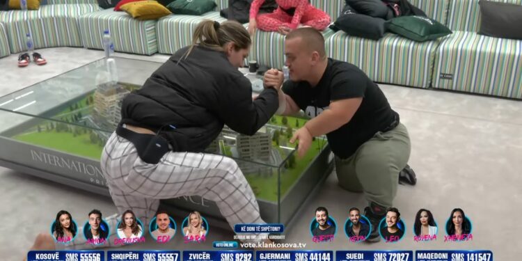 Lela ‘deklason’ Burimin në mundje krahësh (VIDEO)