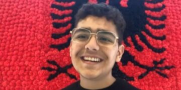 I riu nga Skenderaj thyen akullin, e punoi flamurin me 4000 mijë copëza letre