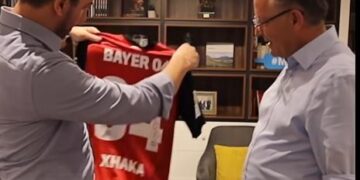 Memli Krasniqi merr një fanellë dhuratë nga Granit Xhaka: Mërgata beson se Kosova mundet ma mirë