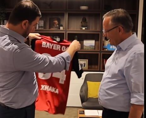 Memli Krasniqi merr një fanellë dhuratë nga Granit Xhaka: Mërgata beson se Kosova mundet ma mirë