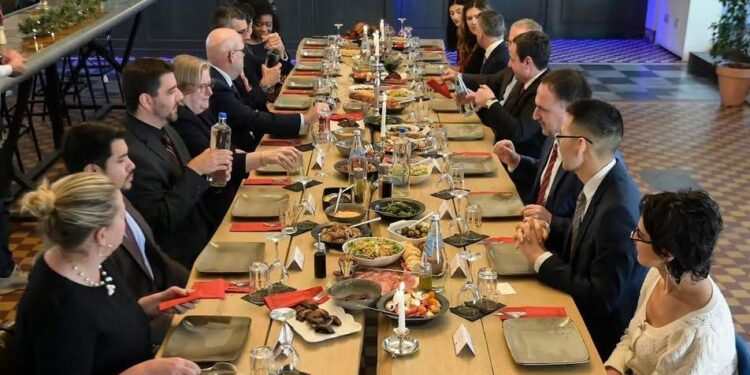Kurti shtroi drekë për Hovenierin dhe stafin e tij në shënim të Ditës së Falënderimeve