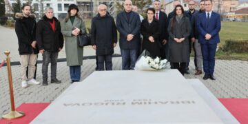 Edhe “Guxo” “shfrytëzon” figurën e Rugovës në prag të zgjedhjeve, bën homazhe te varri i tij