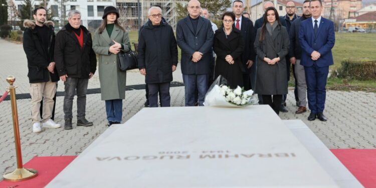 Edhe “Guxo” “shfrytëzon” figurën e Rugovës në prag të zgjedhjeve, bën homazhe te varri i tij