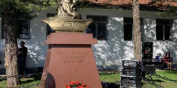 Tuzi bëhet me bustin e Skënderbeut në 112-vjetorin e Pavarësisë së Shqipërisë