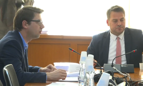 Murati fjaloset me deputetët e PDK’së: Premtimet për zgjedhjet e 9 shkurtit i keni të pasakta