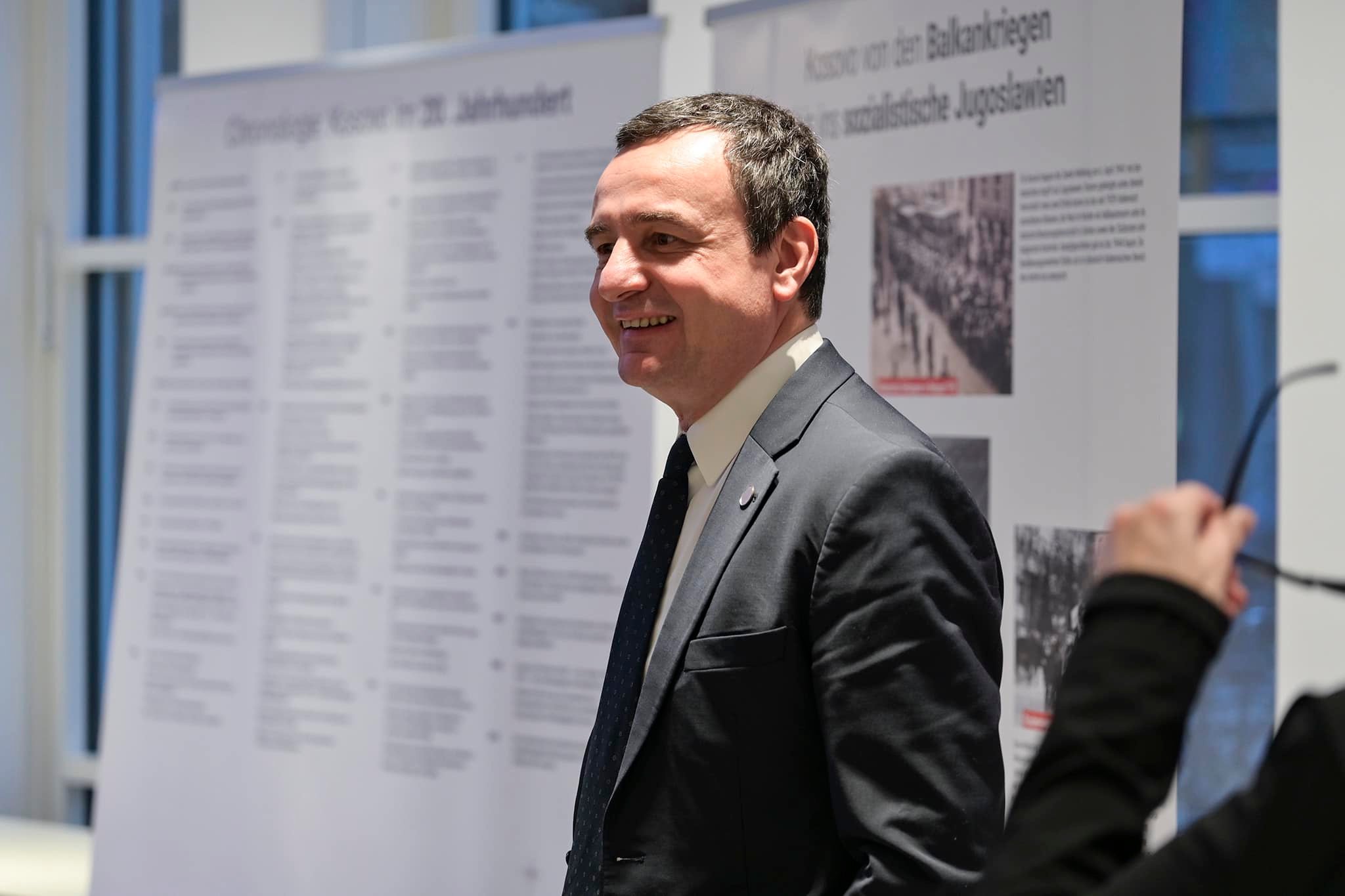 Kurti bashkëbisedon me studentët shqiptarë në Frankfurt: Mënyra më e mirë për ta nisur ditën