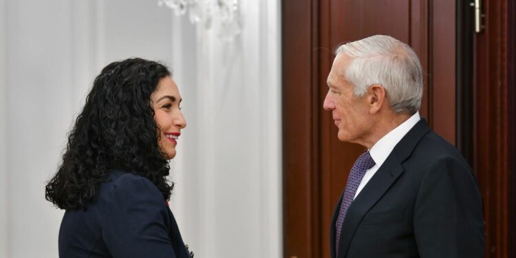 Osmani pret në një takim Clarkun: Vendosmëria dhe lidershipi juaj i kontribuan lirisë së Kosovës