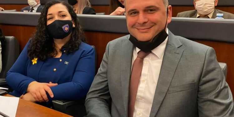 Dikur pozonte krah presidentes/ Por pas kritikave të Osmanit deputeti kontravers i VV-së i thotë: Nuk ka kthim prapa