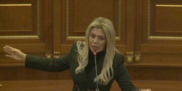 Deliu-Kodra, pushtetit: Marre – mbylleni këtë debat, siç i tha edhe ministrja gazetarit